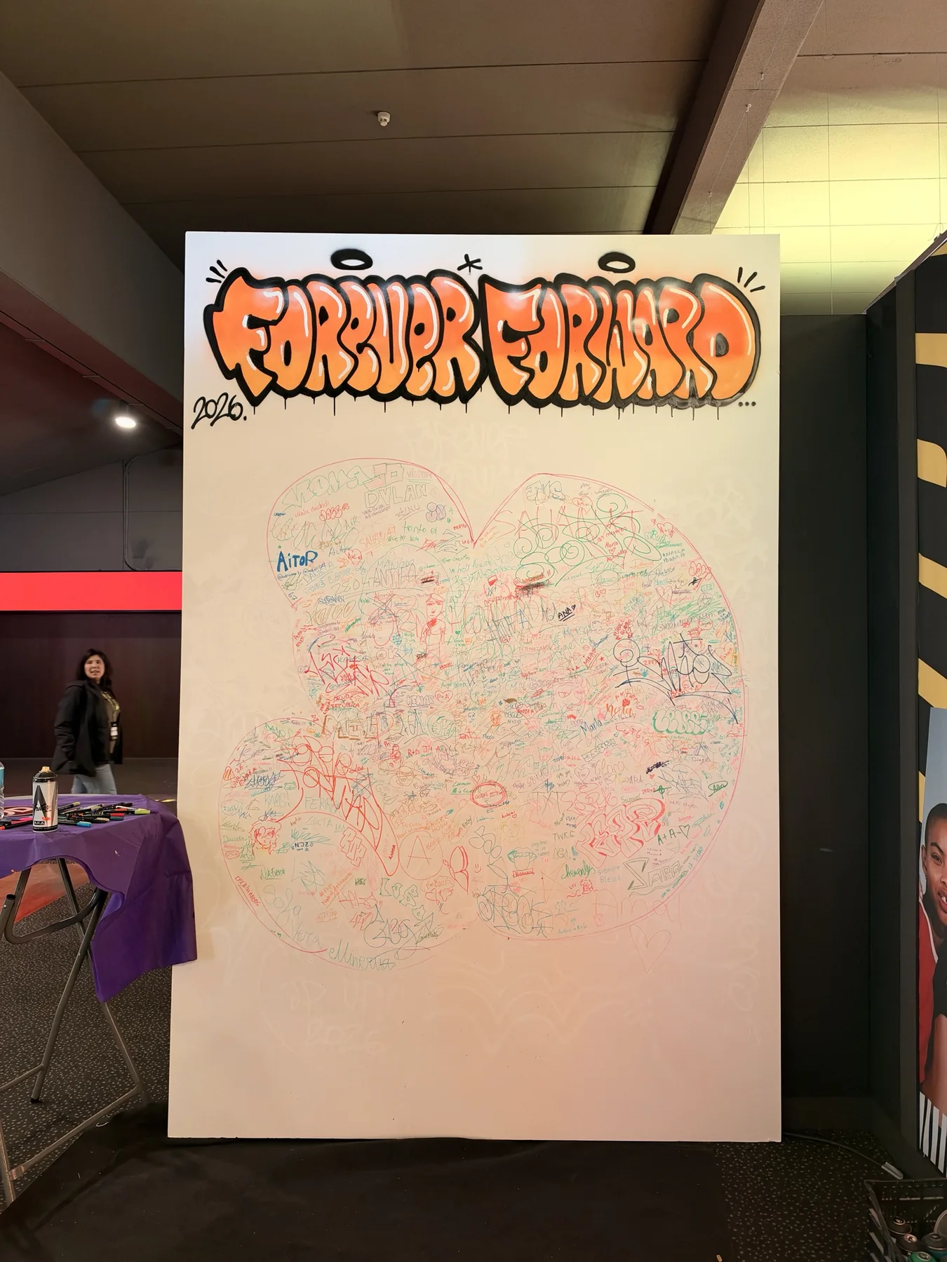 Lienzo de JD Sports lleno de firmas, nombres y dibujos de los alumnos antes del trazado final con spray.