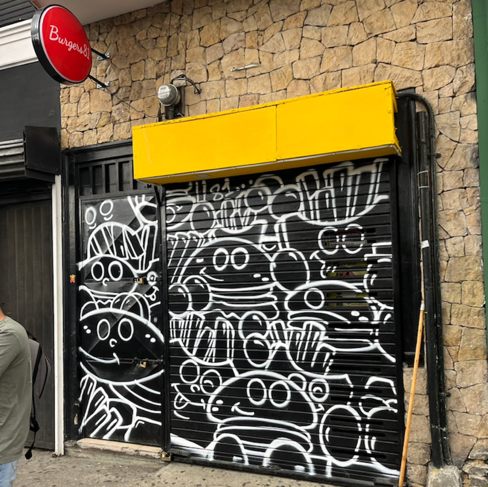 graffiti personalizado en cierre metalico