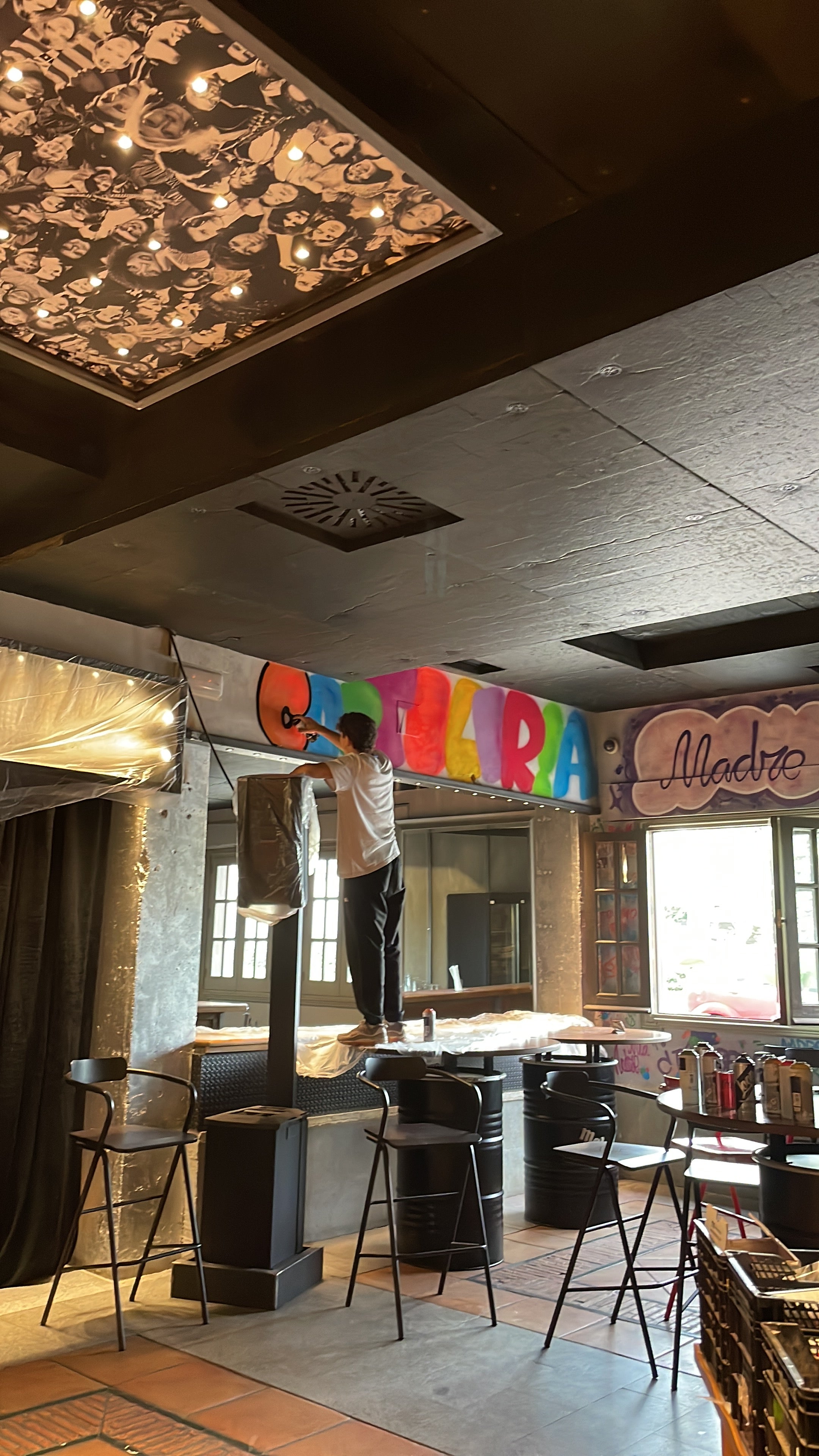 Diseño Interior Restaurante Madre Mía: Graffiti Vandal y Neón | Madrid Río