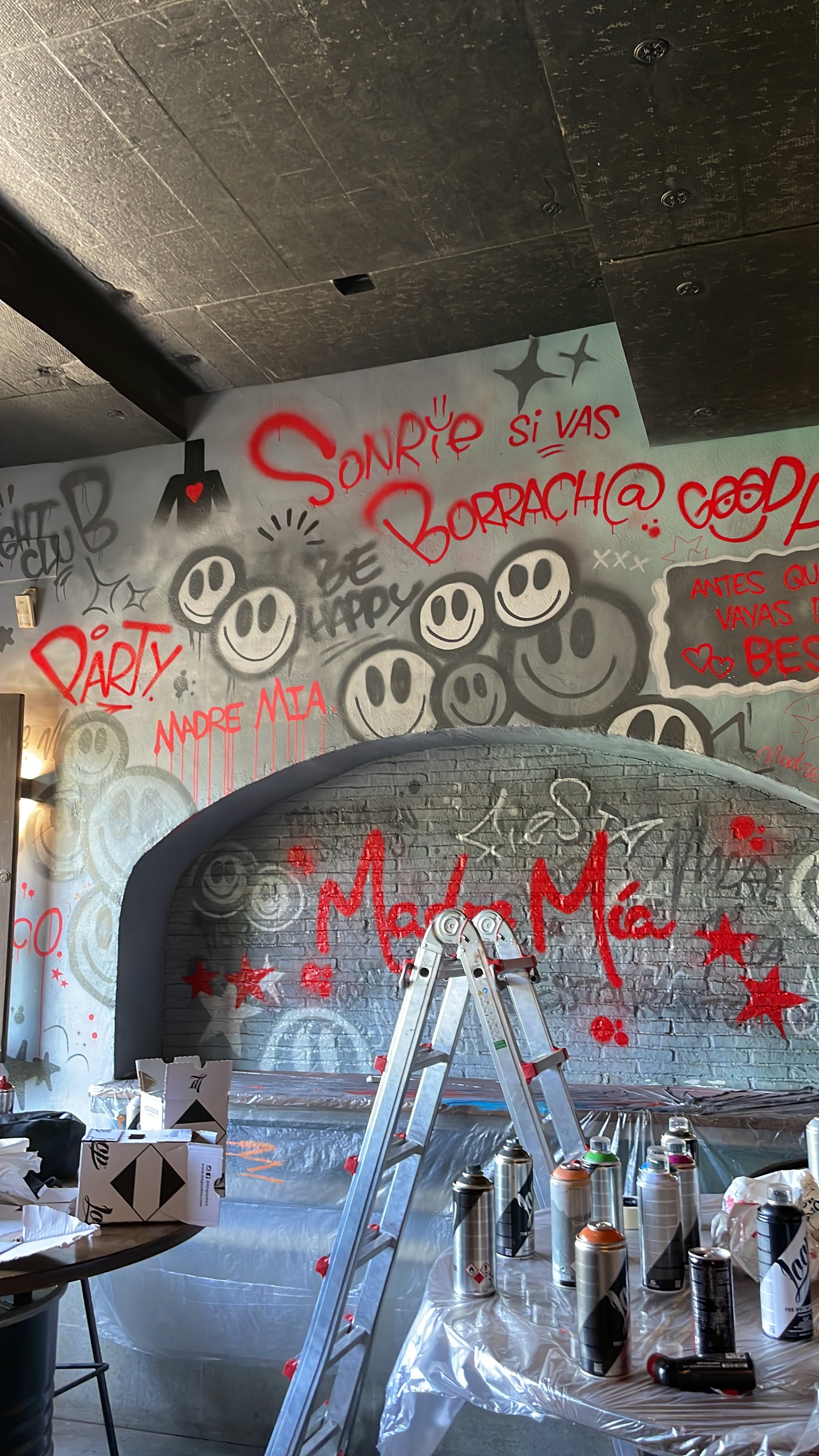 Diseño Interior Restaurante Madre Mía: Graffiti Vandal y Neón | Madrid Río