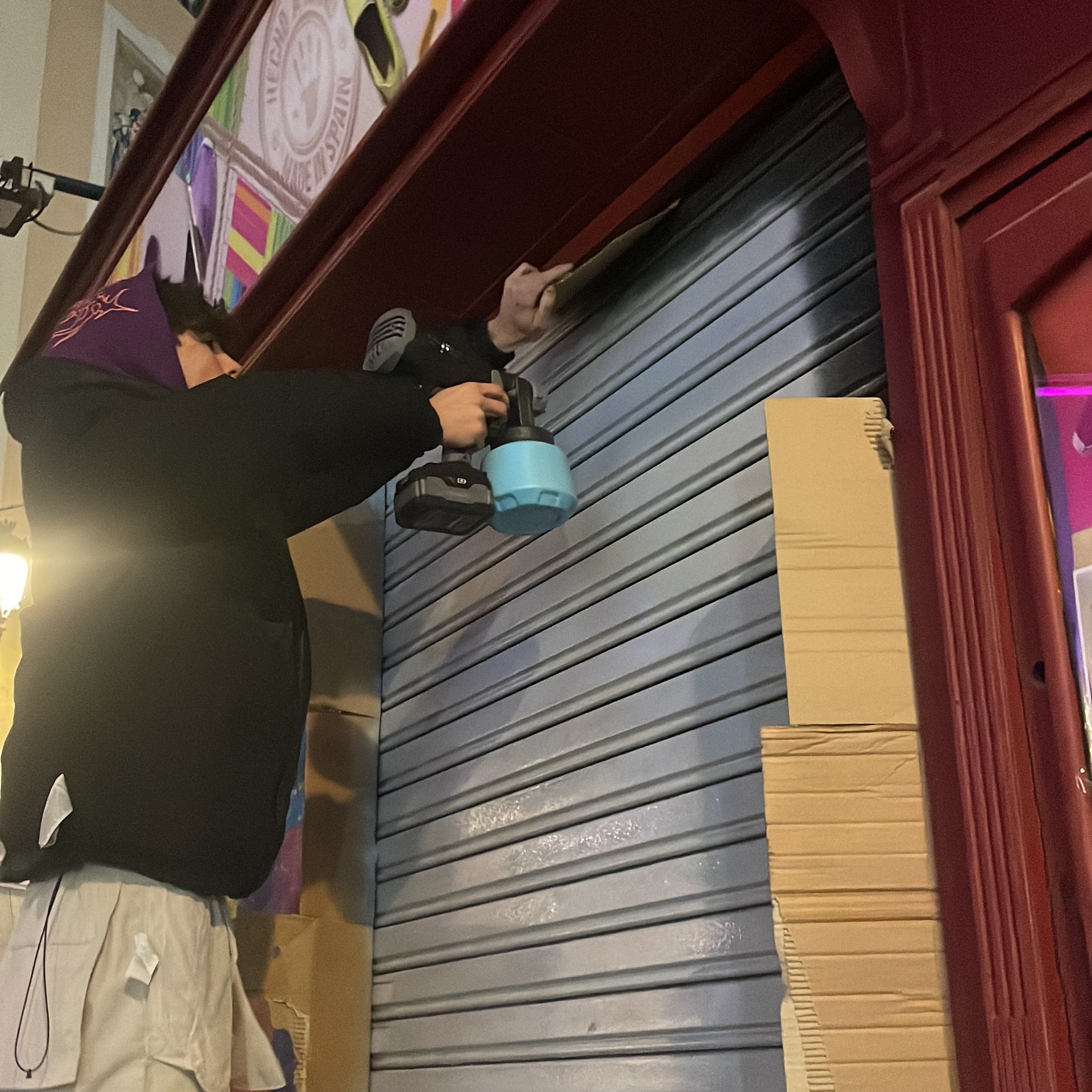 Cierre metálico pintando