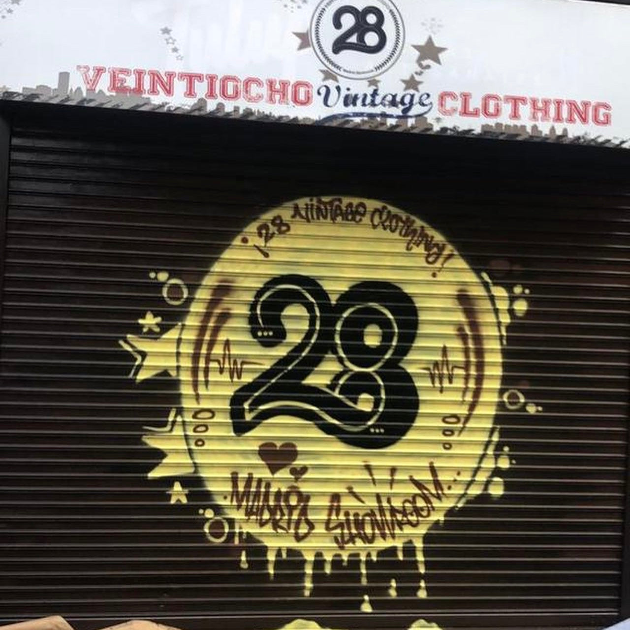 Graffiti en tienda vintage Madrid 