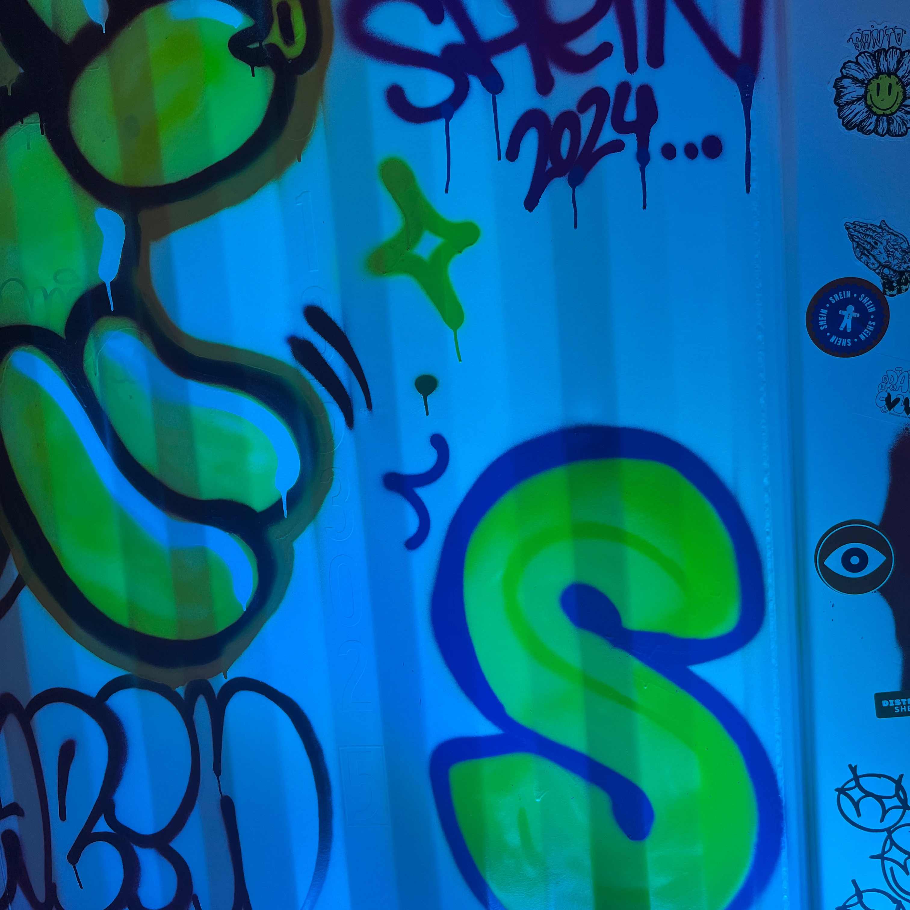 Activación SHEIN: Customización Textil y Graffiti en Container
