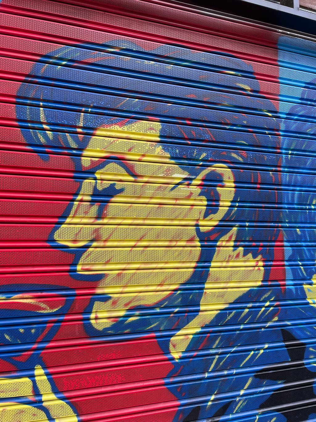 Mural Exterior Madrid -  Graffiti Pintado a Mano en Fachada | El Expreso Martínez