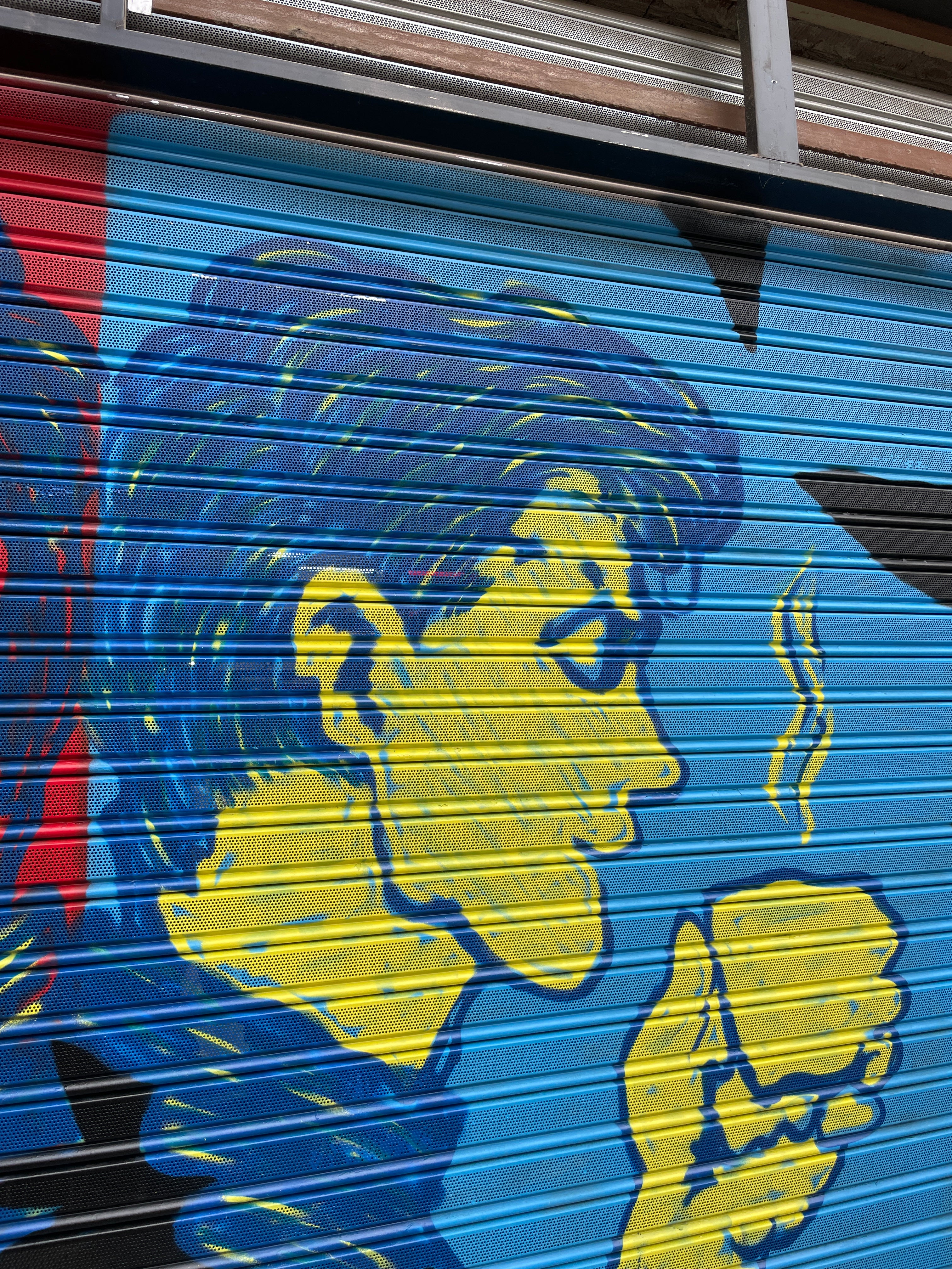 Mural Exterior Madrid -  Graffiti Pintado a Mano en Fachada | El Expreso Martínez