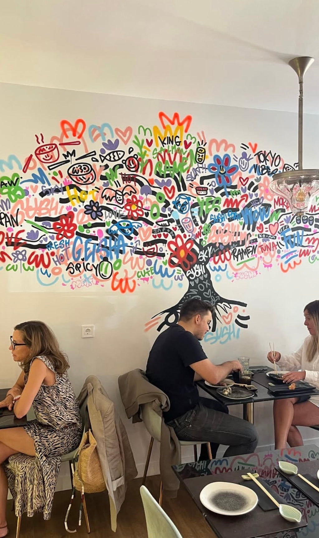 Diseño Interior para Restaurante Sushi: Muralismo Urbano y Japonés | Pozuelo