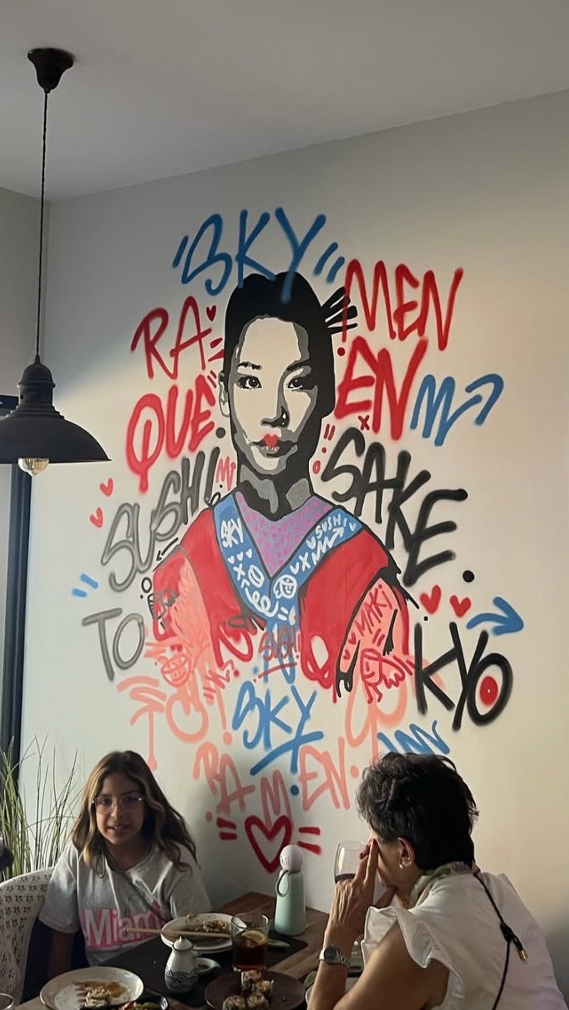 Diseño Interior para Restaurante Sushi: Muralismo Urbano y Japonés | Pozuelo