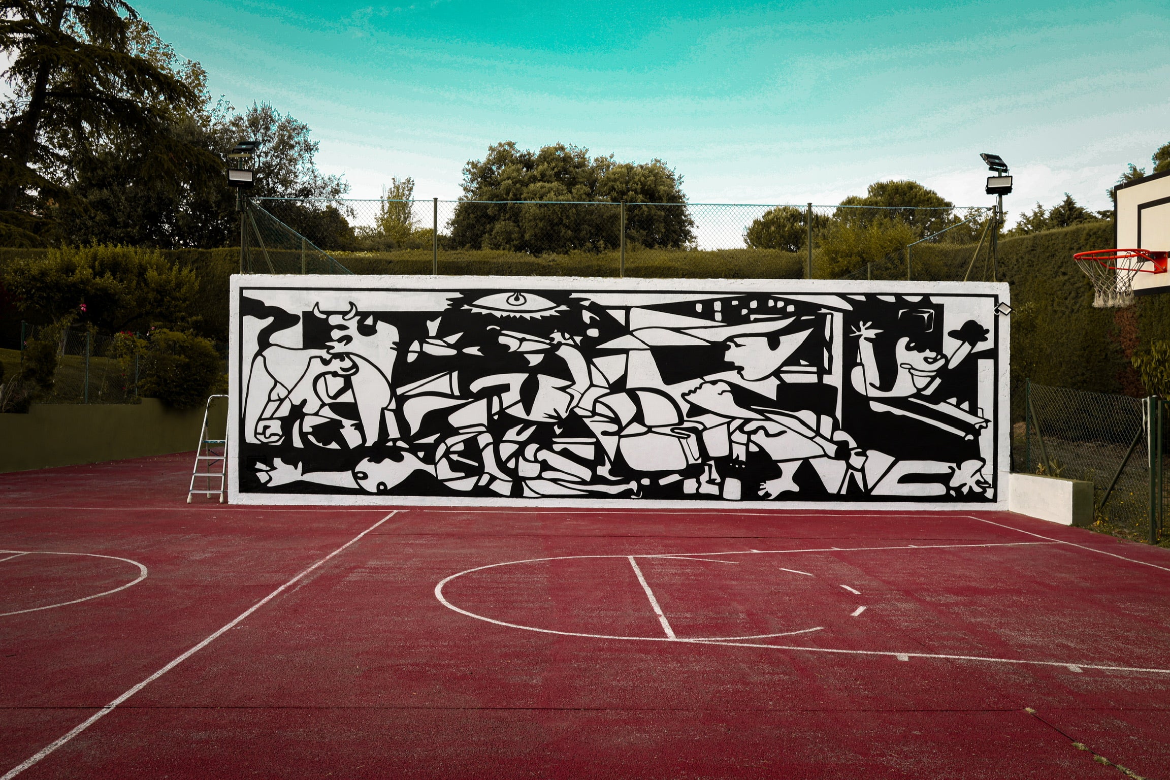 Mural Artístico en Pista de Pádel: Reinterpretación del Guernica