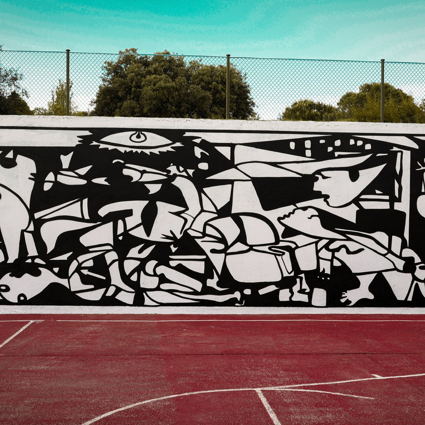 Mural Artístico en Pista de Pádel: Reinterpretación del Guernica