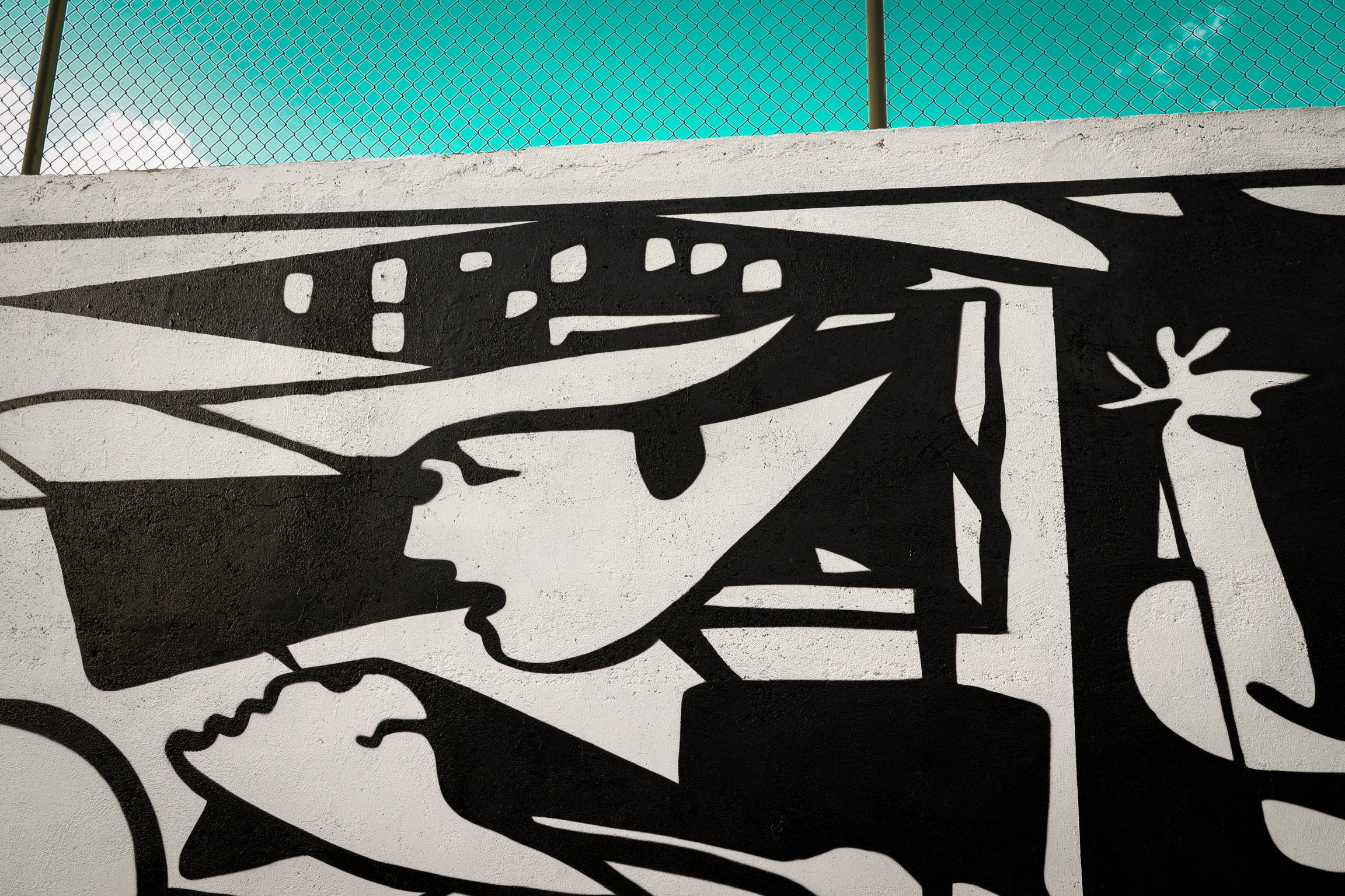Mural Artístico en Pista de Pádel: Reinterpretación del Guernica
