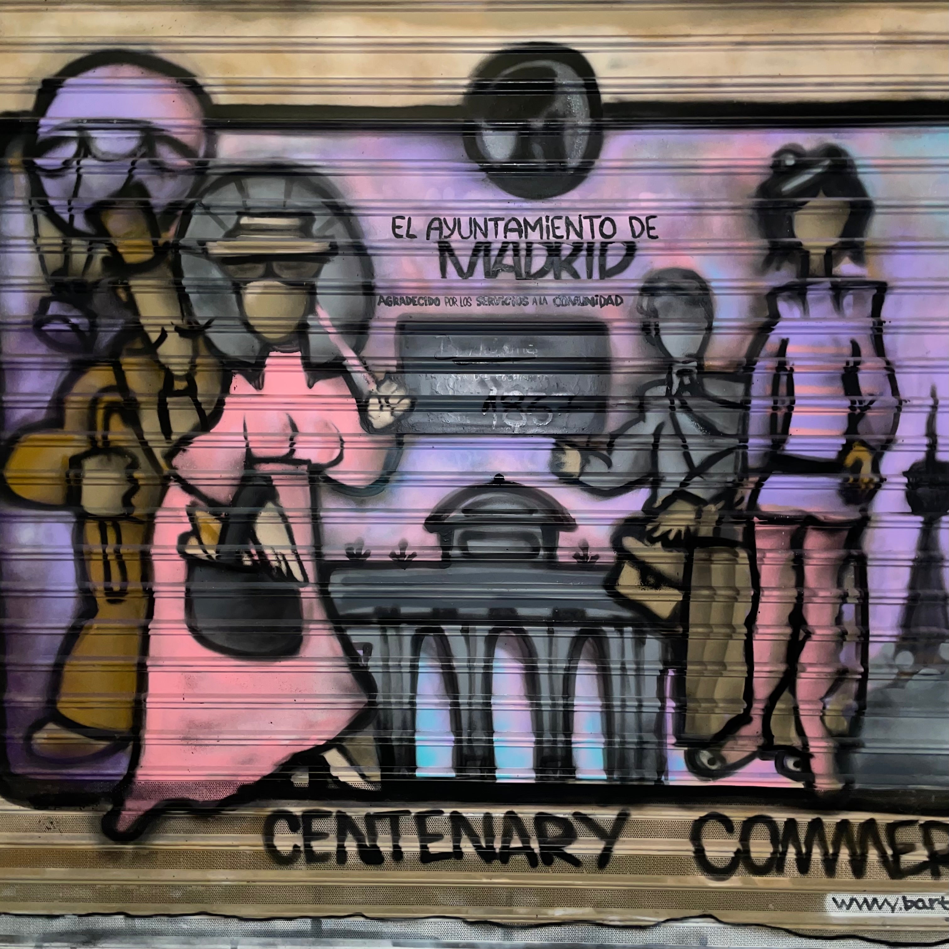 Detalle de pintura mural reinterpretando la placa del Ayuntamiento de Madrid para comercios centenarios. Figuras goyescas a color sobre cierre metálico.