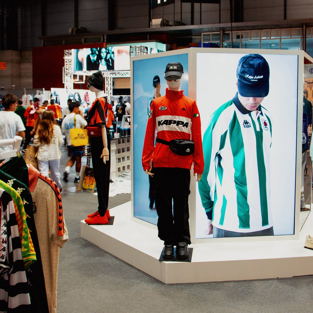 Graffiti para negocios en Madrid aplicado a eventos. Vista general del espectacular stand de Kappa en el festival de moda urbana Scrap World 2026.