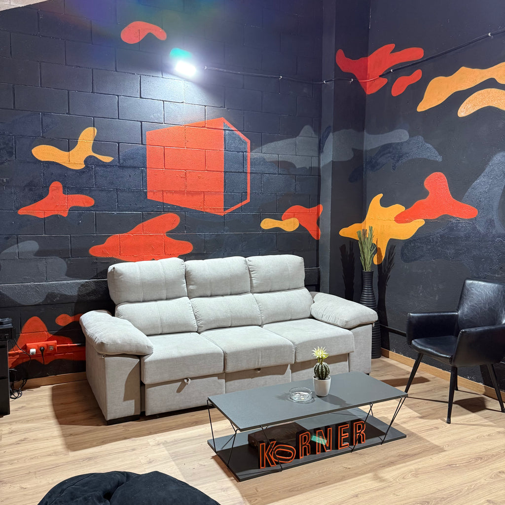 Pintores de graffiti en Madrid decorando el interior de un estudio de música. Cancha de baloncesto con pintura mural de camuflaje naranja y gris.