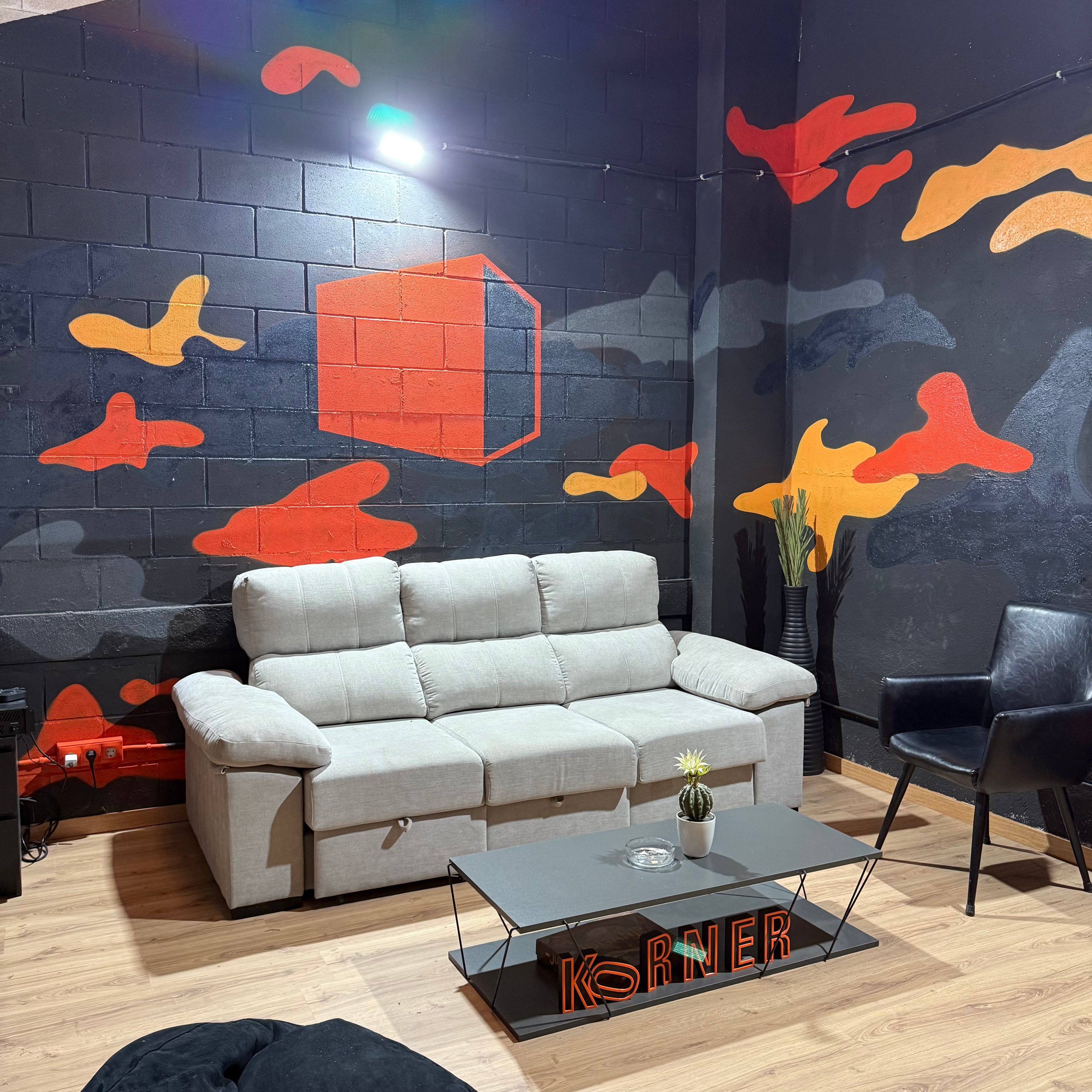 Pintores de graffiti en Madrid decorando el interior de un estudio de música. Cancha de baloncesto con pintura mural de camuflaje naranja y gris.