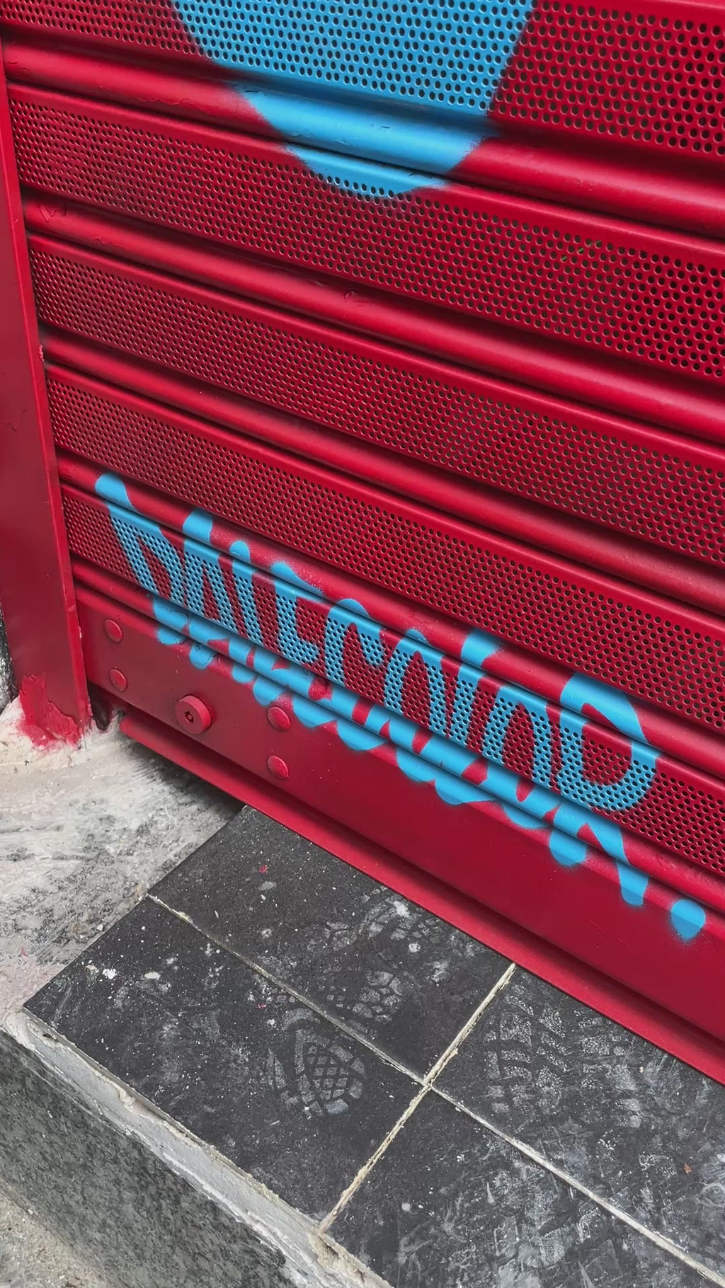 Mural Exterior Madrid -  Graffiti Pintado a Mano en Fachada | El Expreso Martínez