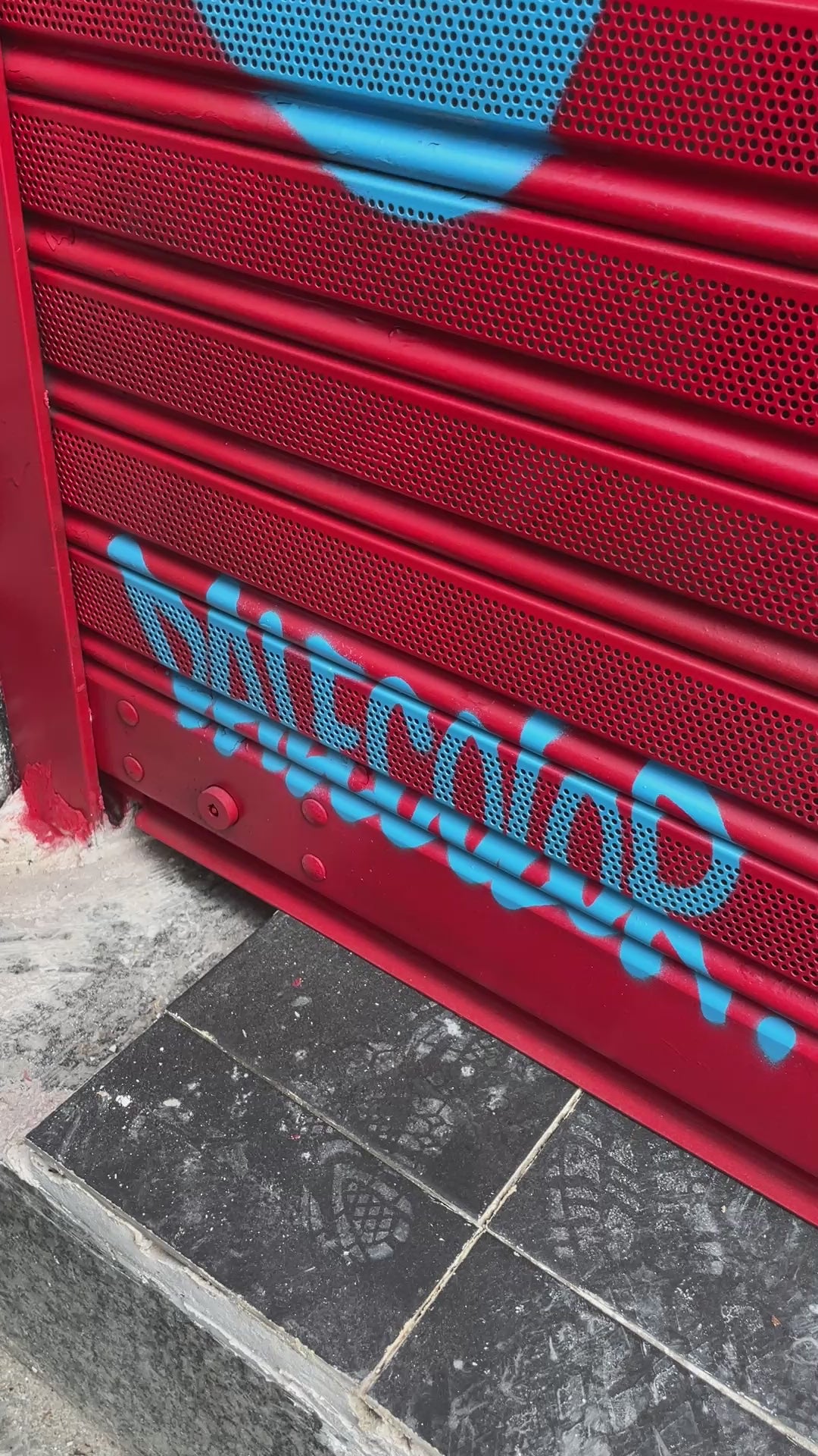Mural Exterior Madrid -  Graffiti Pintado a Mano en Fachada | El Expreso Martínez