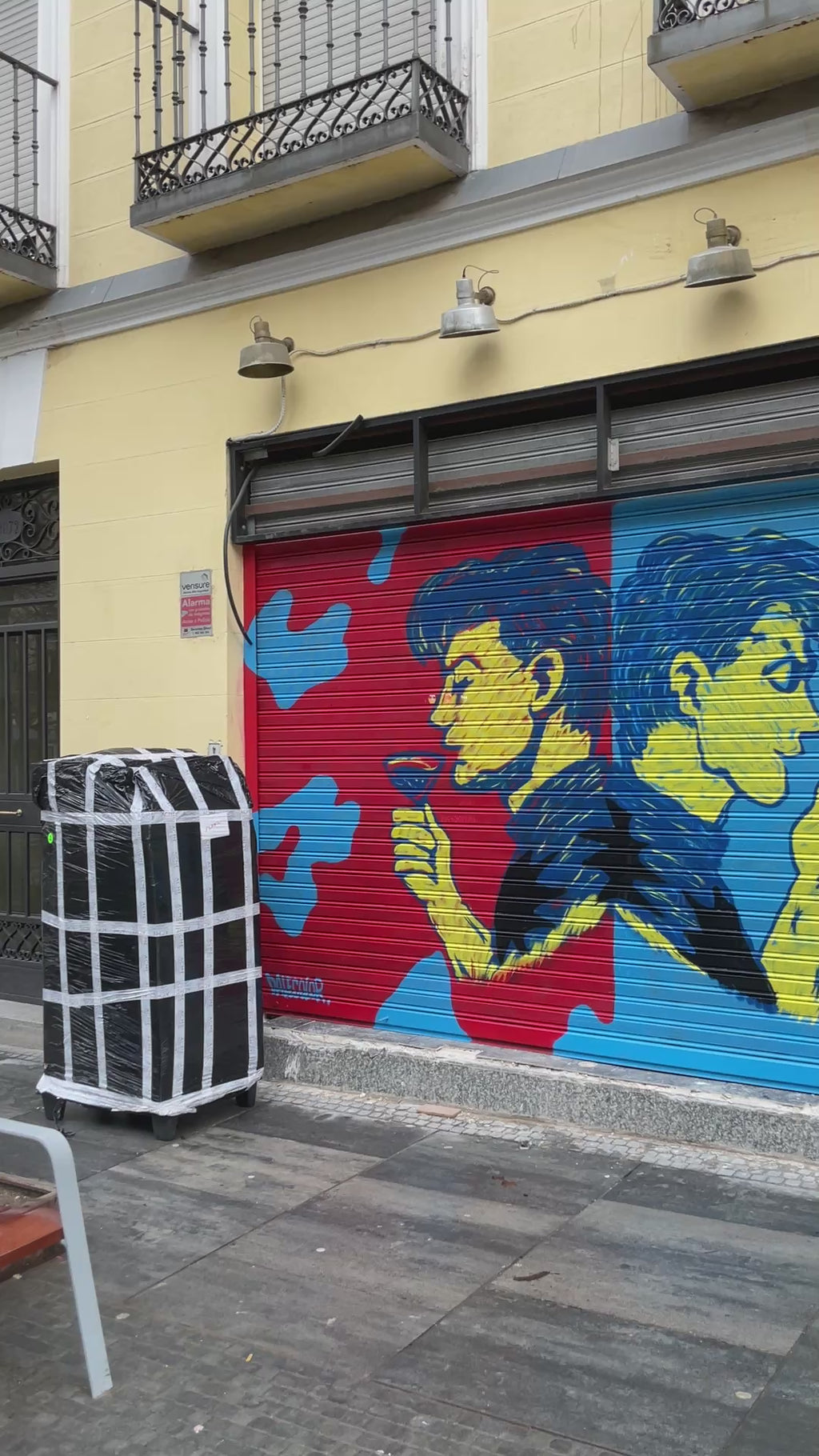 Mural Exterior Madrid -  Graffiti Pintado a Mano en Fachada | El Expreso Martínez