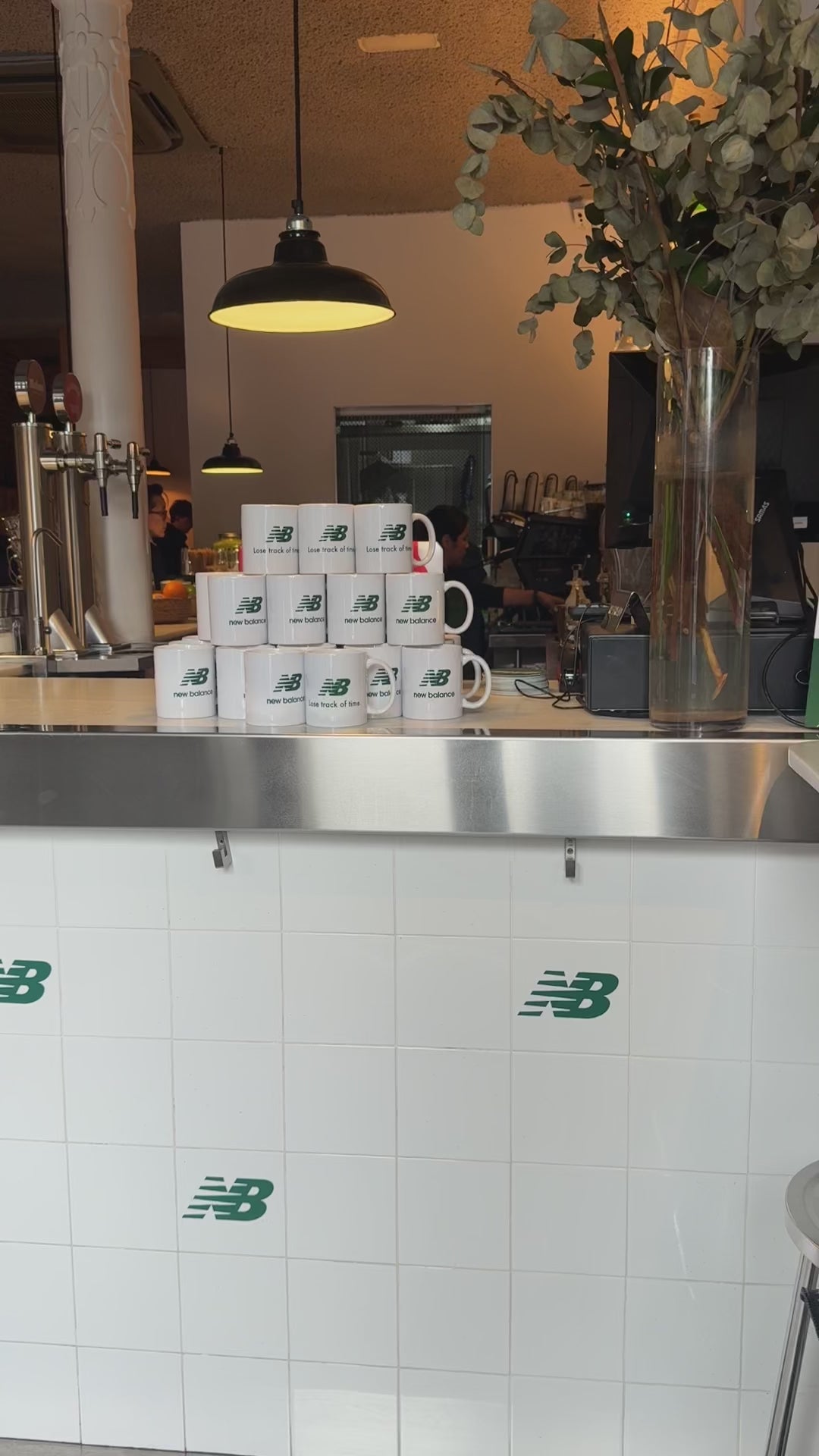 Producción para Eventos: Activación New Balance | Vinilos y Merchandising