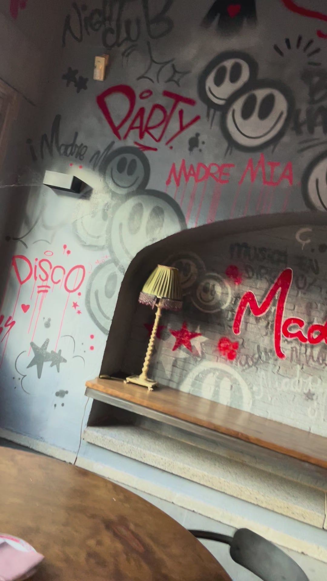 Diseño Interior Restaurante Madre Mía: Graffiti Vandal y Neón | Madrid Río